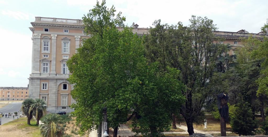 L'Insolita Reggia Caserta Bagian luar foto