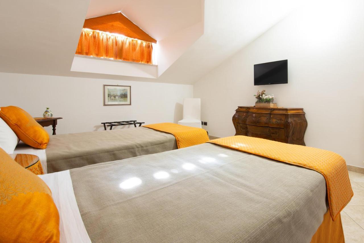 L'Insolita Reggia Caserta Bagian luar foto